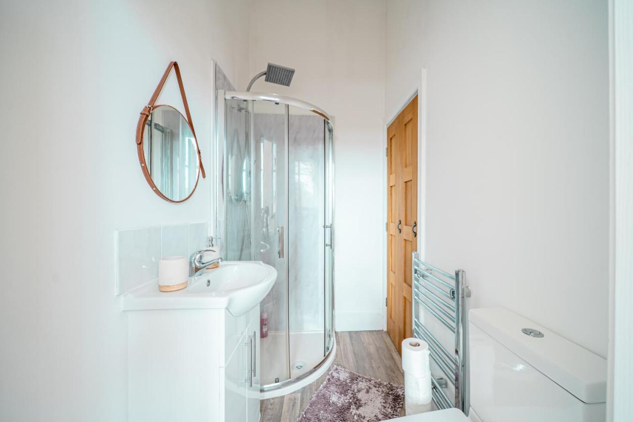 Cozy 1-Bedroom Apartment In The Heart Of Barnsley Town Centre ภายนอก รูปภาพ