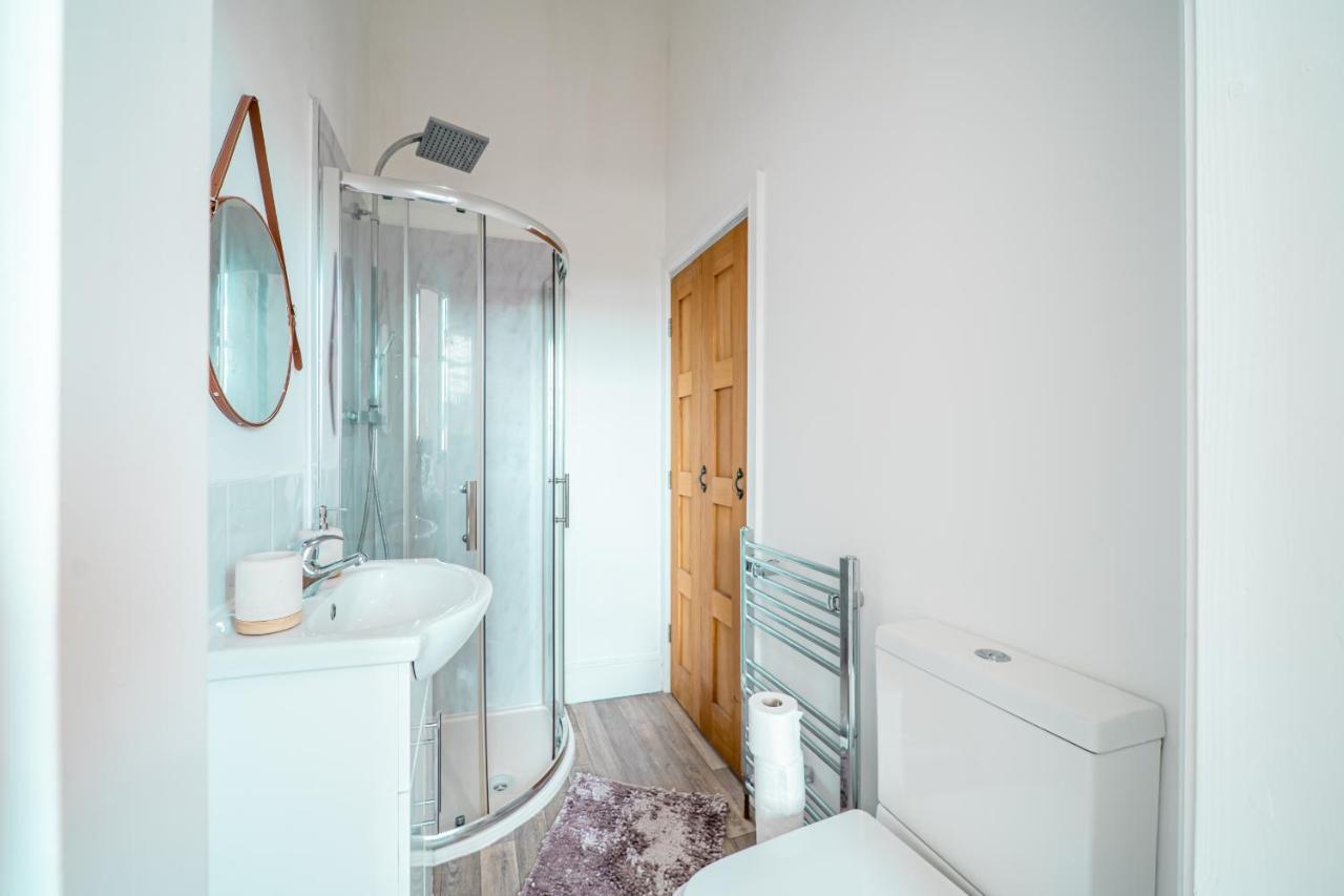 Cozy 1-Bedroom Apartment In The Heart Of Barnsley Town Centre ภายนอก รูปภาพ