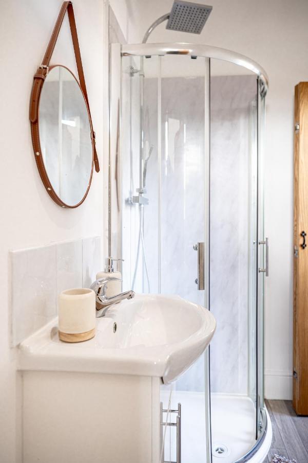 Cozy 1-Bedroom Apartment In The Heart Of Barnsley Town Centre ภายนอก รูปภาพ