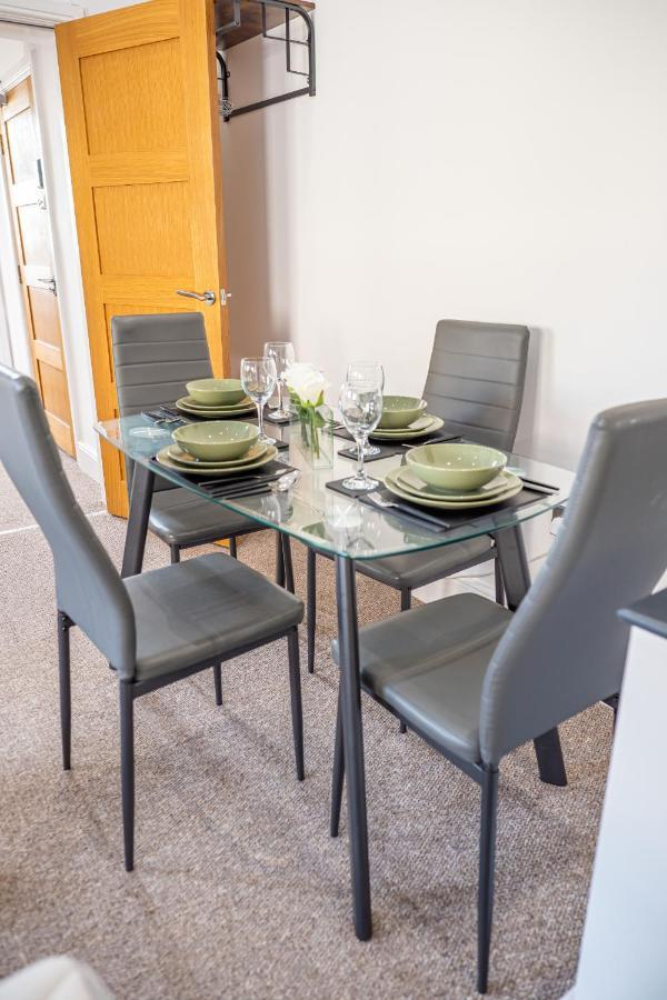 Cozy 1-Bedroom Apartment In The Heart Of Barnsley Town Centre ภายนอก รูปภาพ