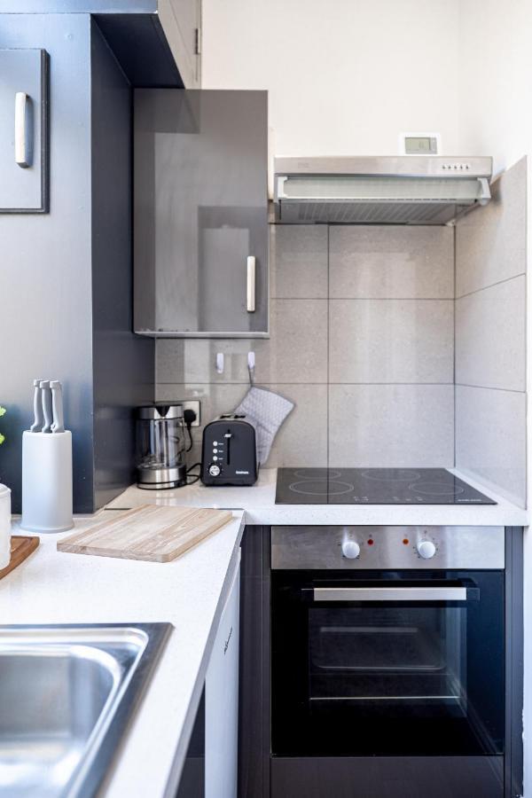 Cozy 1-Bedroom Apartment In The Heart Of Barnsley Town Centre ภายนอก รูปภาพ