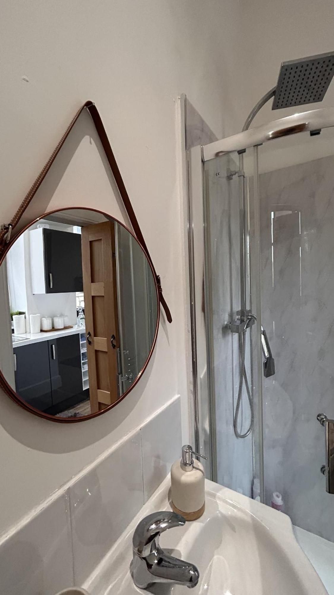 Cozy 1-Bedroom Apartment In The Heart Of Barnsley Town Centre ภายนอก รูปภาพ