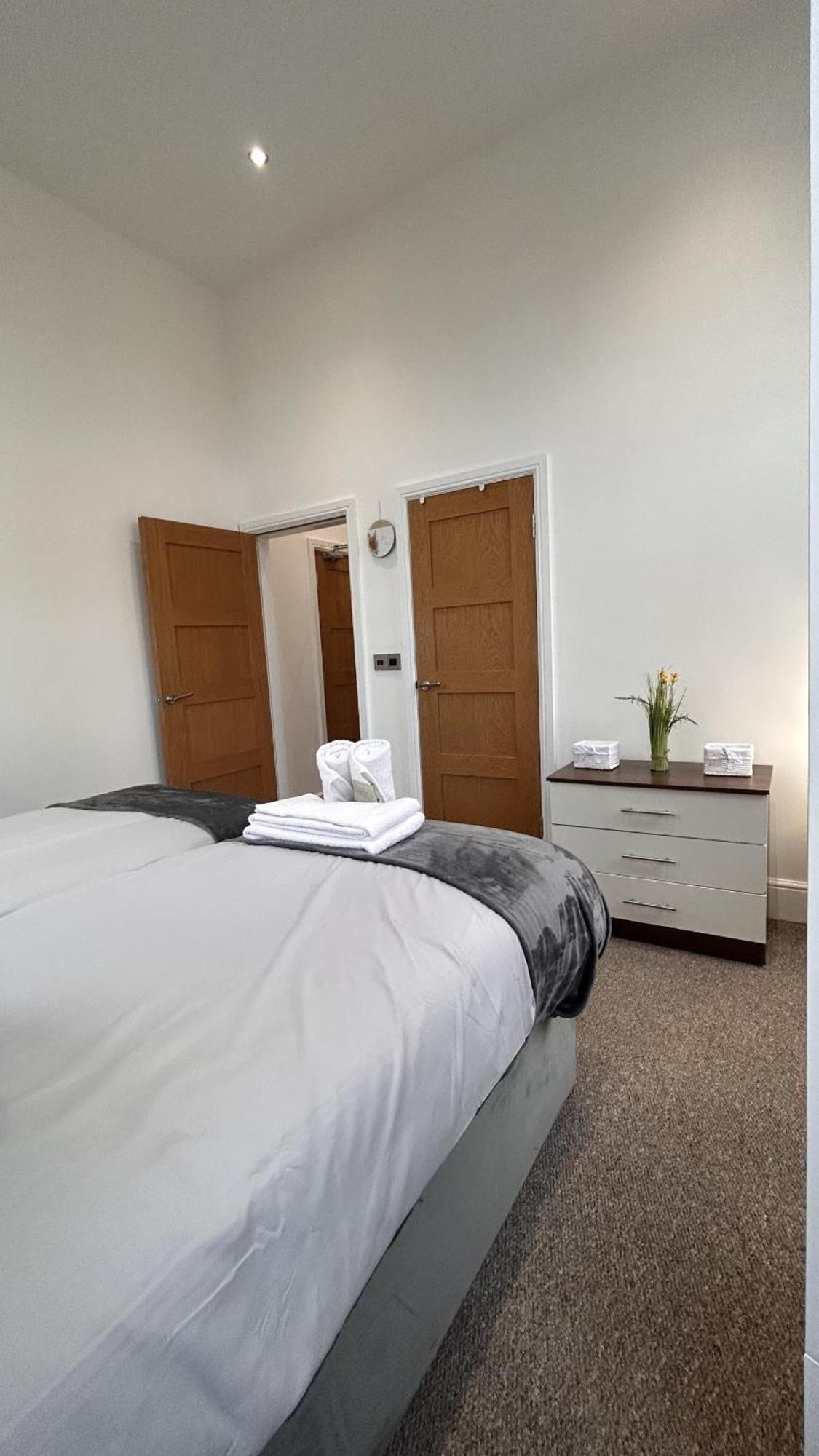 Cozy 1-Bedroom Apartment In The Heart Of Barnsley Town Centre ภายนอก รูปภาพ