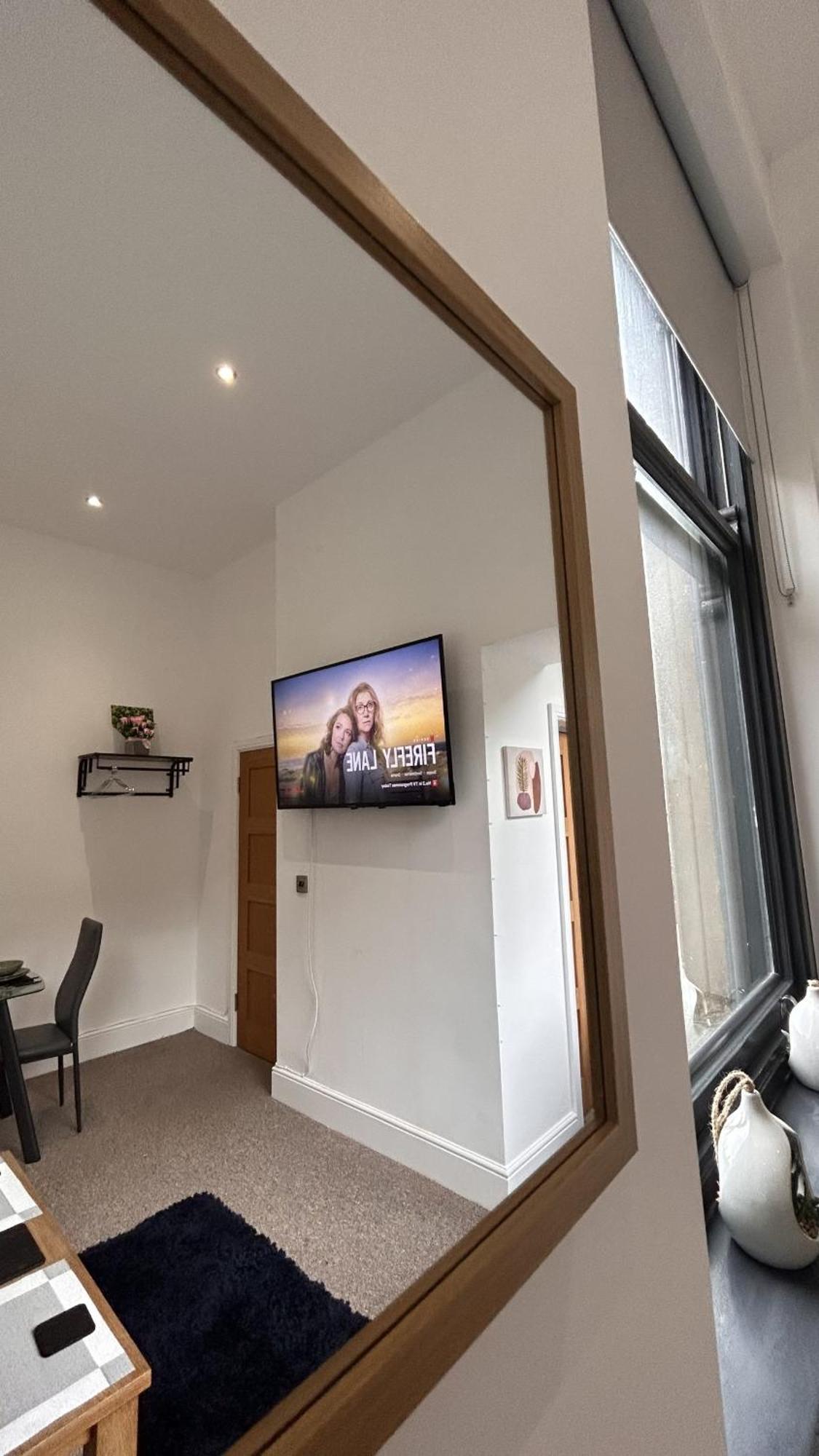 Cozy 1-Bedroom Apartment In The Heart Of Barnsley Town Centre ภายนอก รูปภาพ